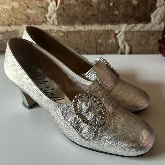 Vintage Thom McAn Silver Heel - Picture 3 of 11
